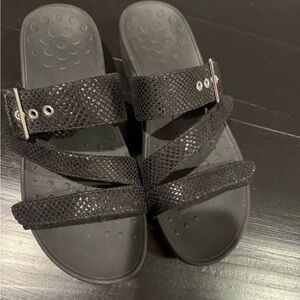 Vionic black glittered sandals